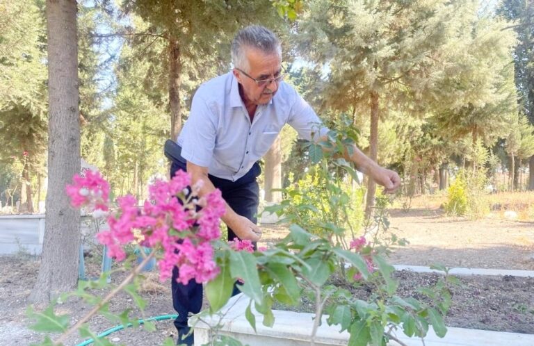 OĞLUNU KAYBETTİ, ÖMRÜNÜ MEZARLIĞA ADADI