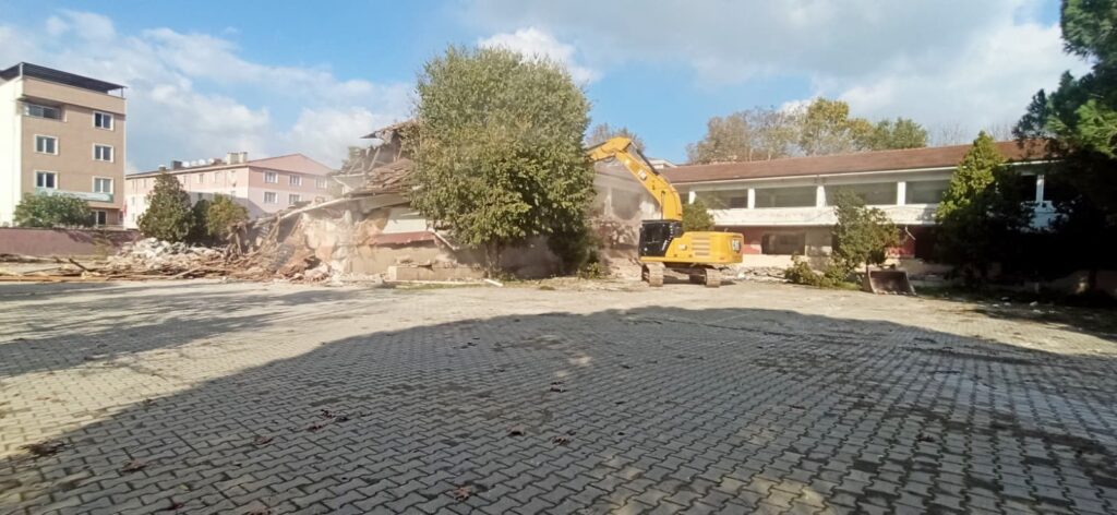 MUSTAFAKEMALPAŞA’DA RİSKLİ OKUL TARİHE KARIŞTI