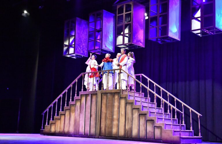 STEİNBECK’İN POLİTİK TAŞLAMASI AYAKTA ALKIŞLANDI