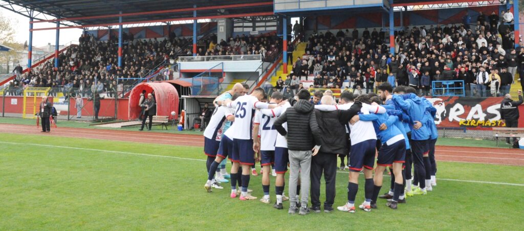 PAŞA BAY, RAKİPLER SAHNEDE