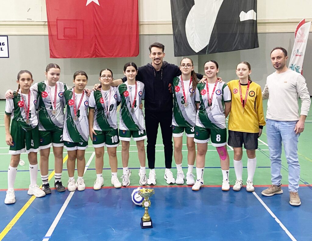 GÜLLÜCELİ KIZLARDAN ALKIŞLIK PERFORMANS