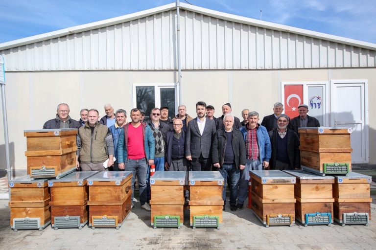 MUSTAFAKEMALPAŞA’DA ARICILARA KOVAN DESTEĞİ