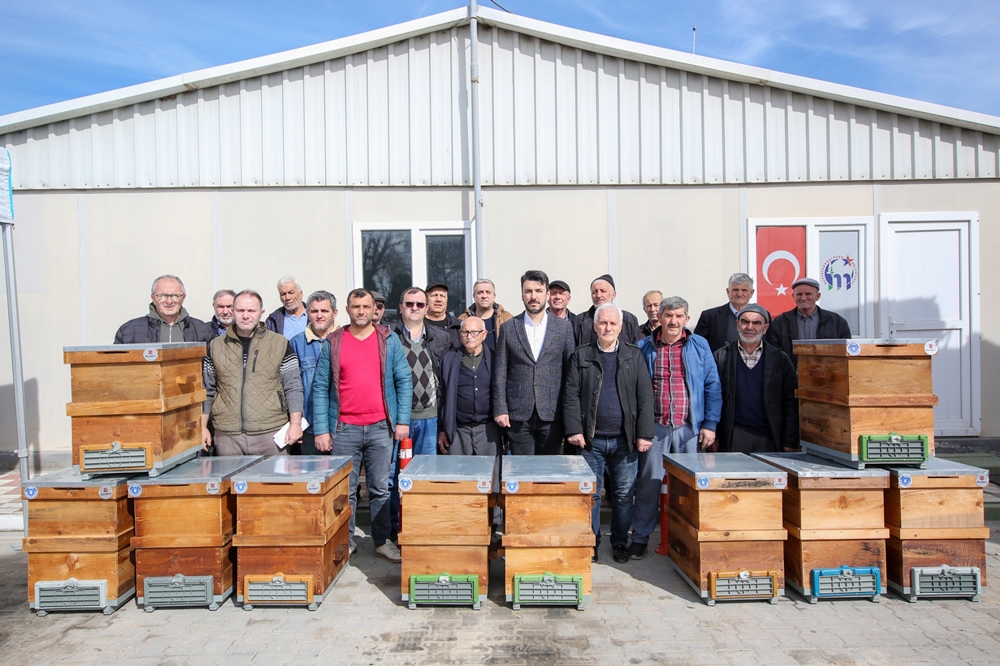 MUSTAFAKEMALPAŞA’DA ARICILARA KOVAN DESTEĞİ