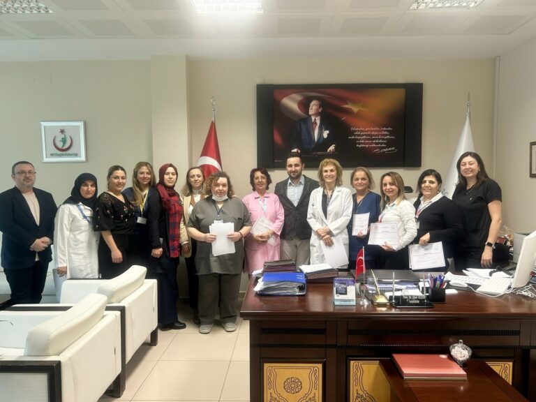 ÖZVERİLİ SAĞLIK ÇALIŞANLARI ONURLANDIRILDI