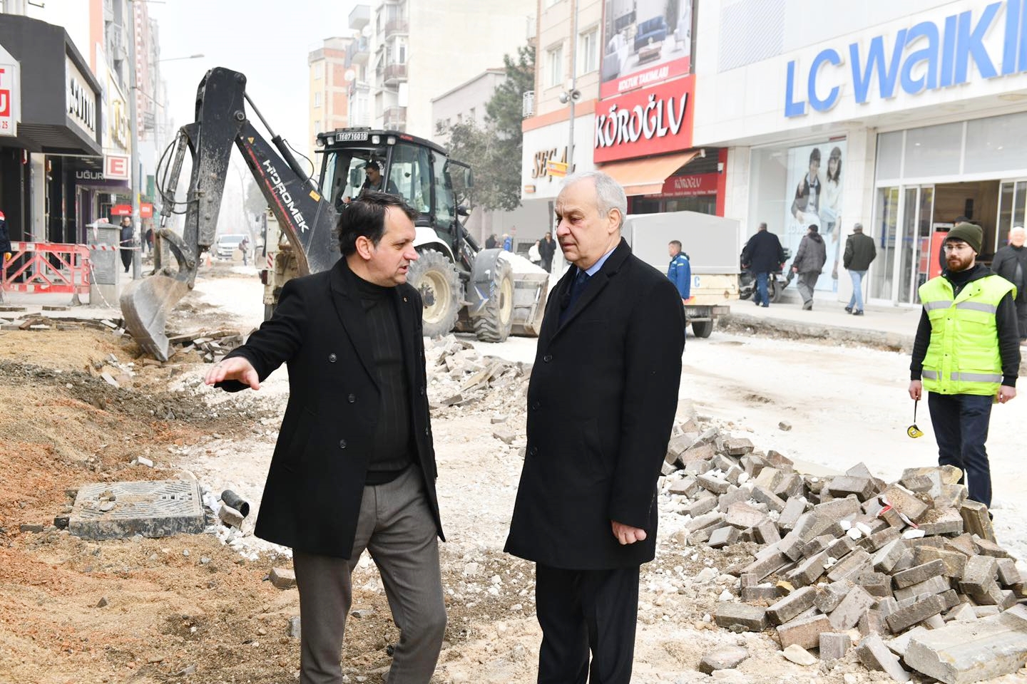 BURSA CADDESİ’NDE MODERNİZASYON SÜRÜYOR