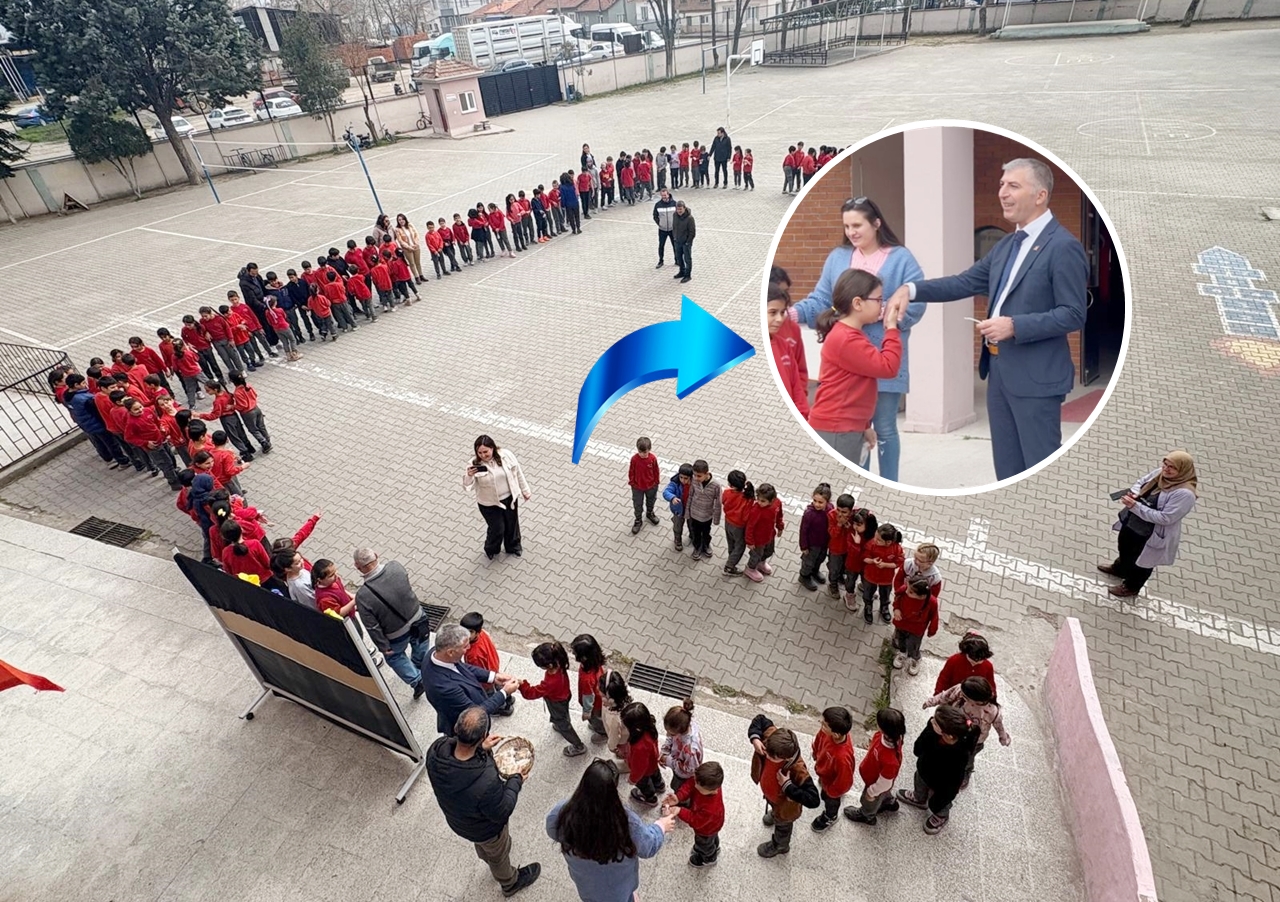 ÖĞRENCİLER EL ÖPTÜ, BAYRAM HARÇLIKLARINI ALDI